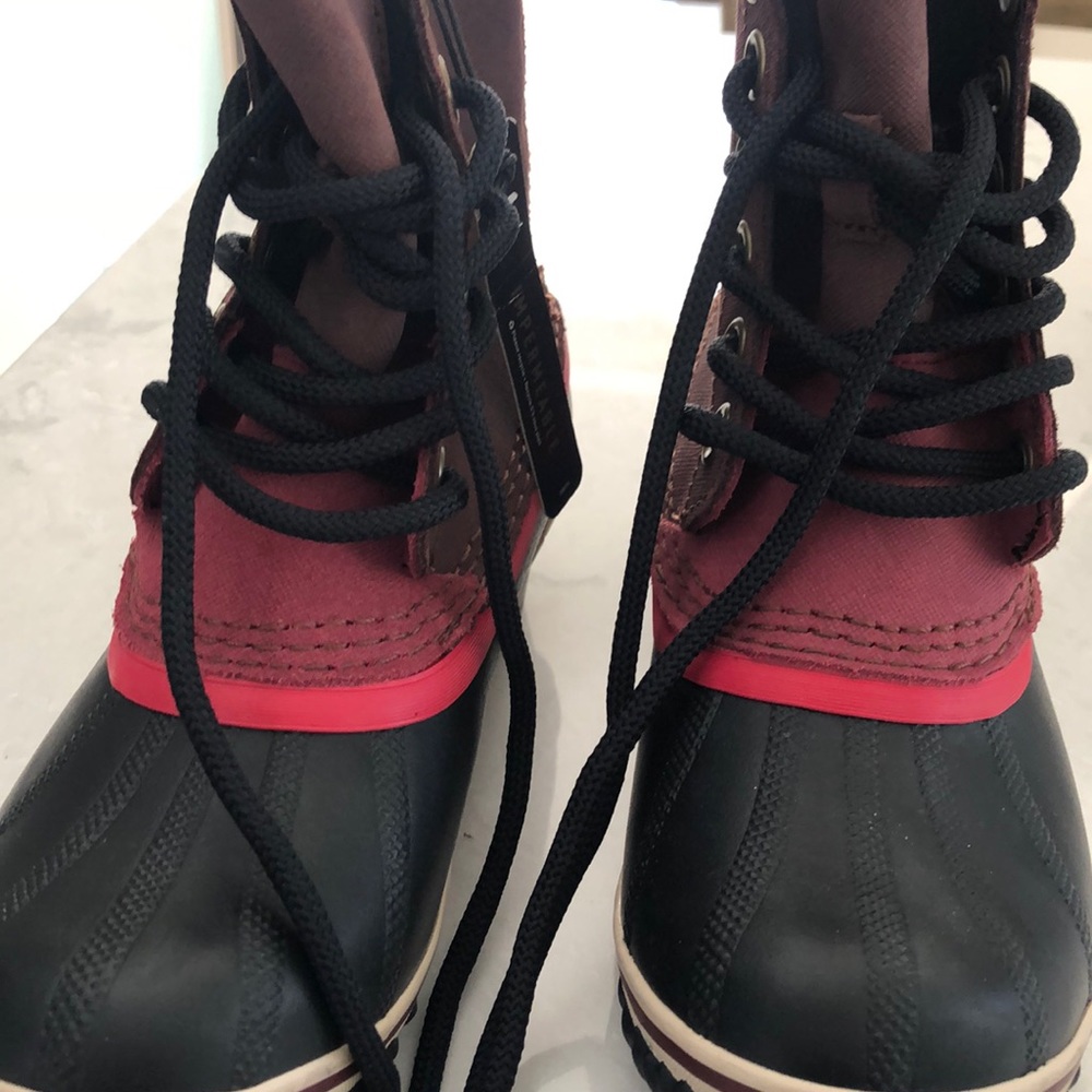 NWT size 5 Sorels